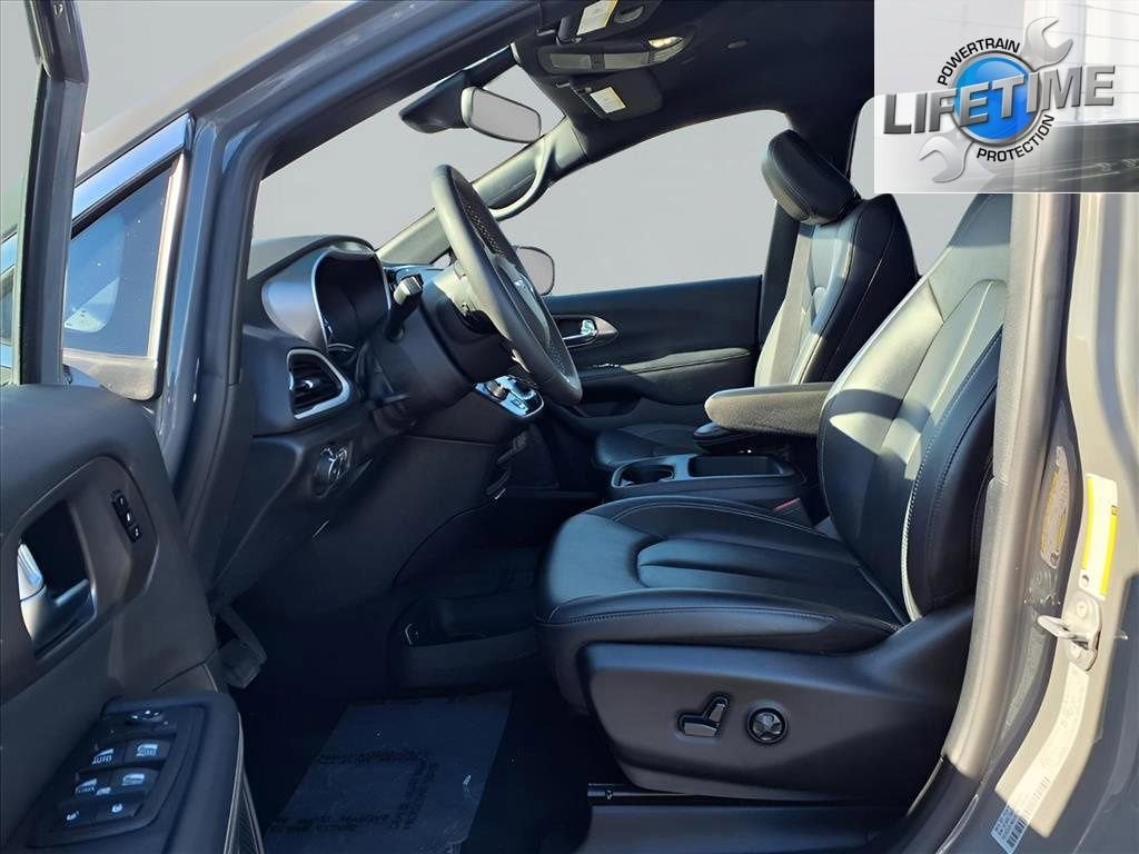 2025 Chrysler Pacifica Select