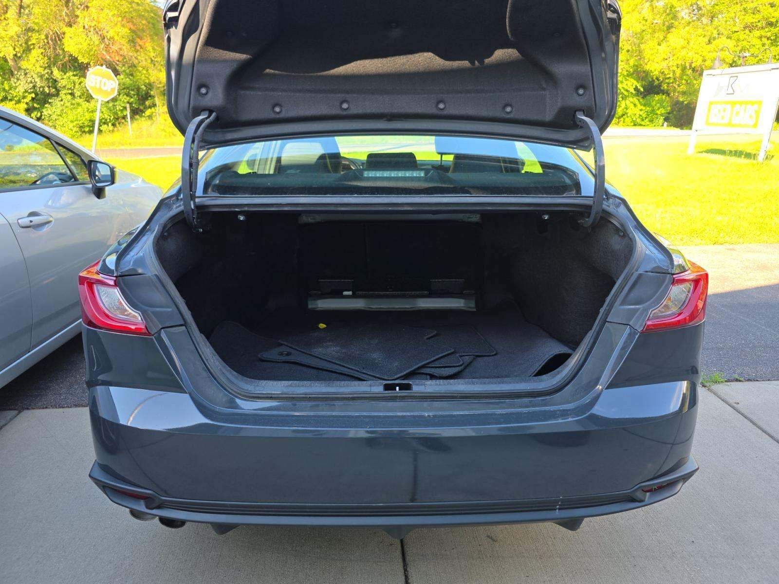 2025 Toyota Camry SE Hybrid