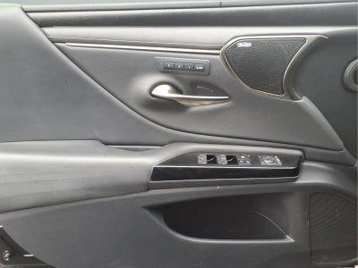 2022 Lexus ES 300h Luxury