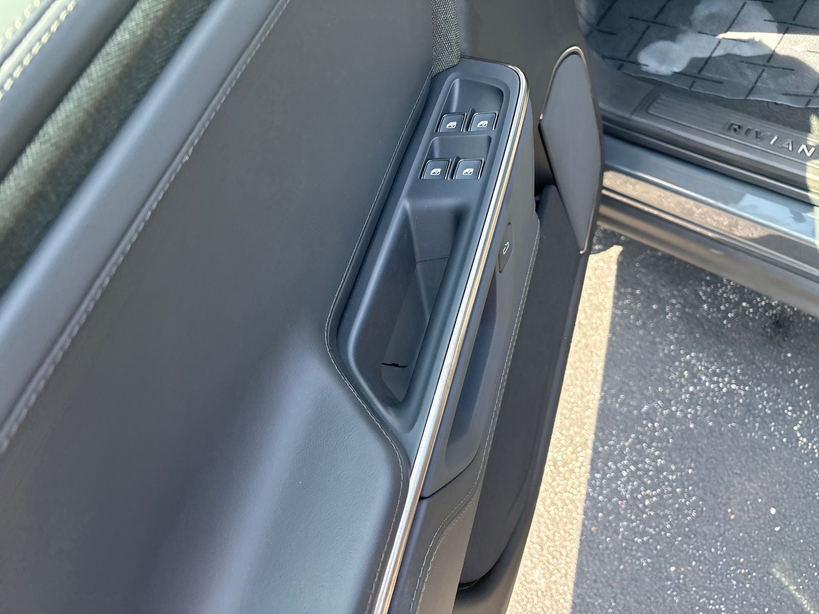 2025 Rivian R1S Adventure Dual Motor Standard Pack