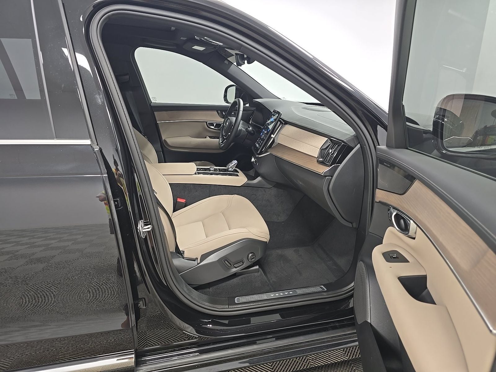 2026 Volvo XC90 B5 Plus